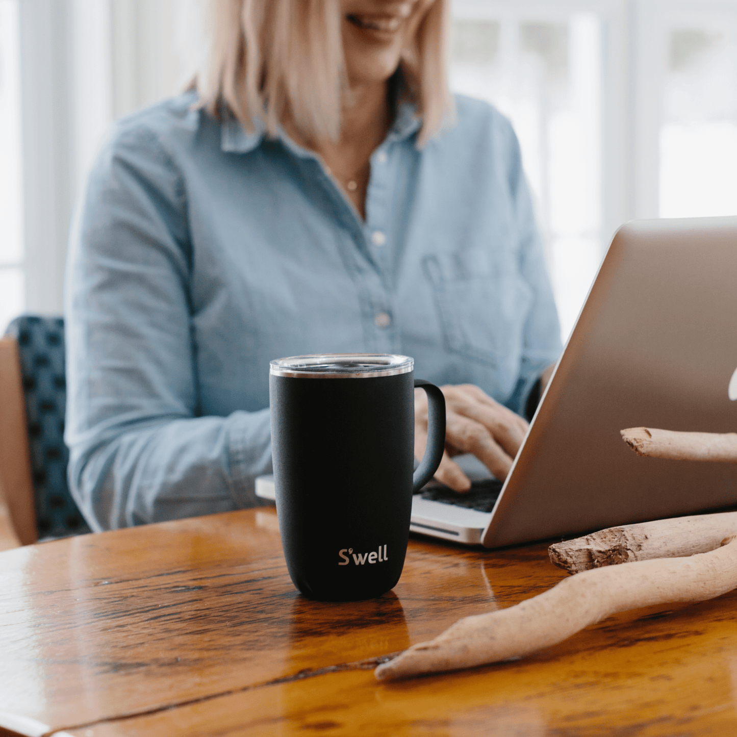 mug-16oz-e0 Swell-16oz-Mug-Onyx-Lifestyle-1.png