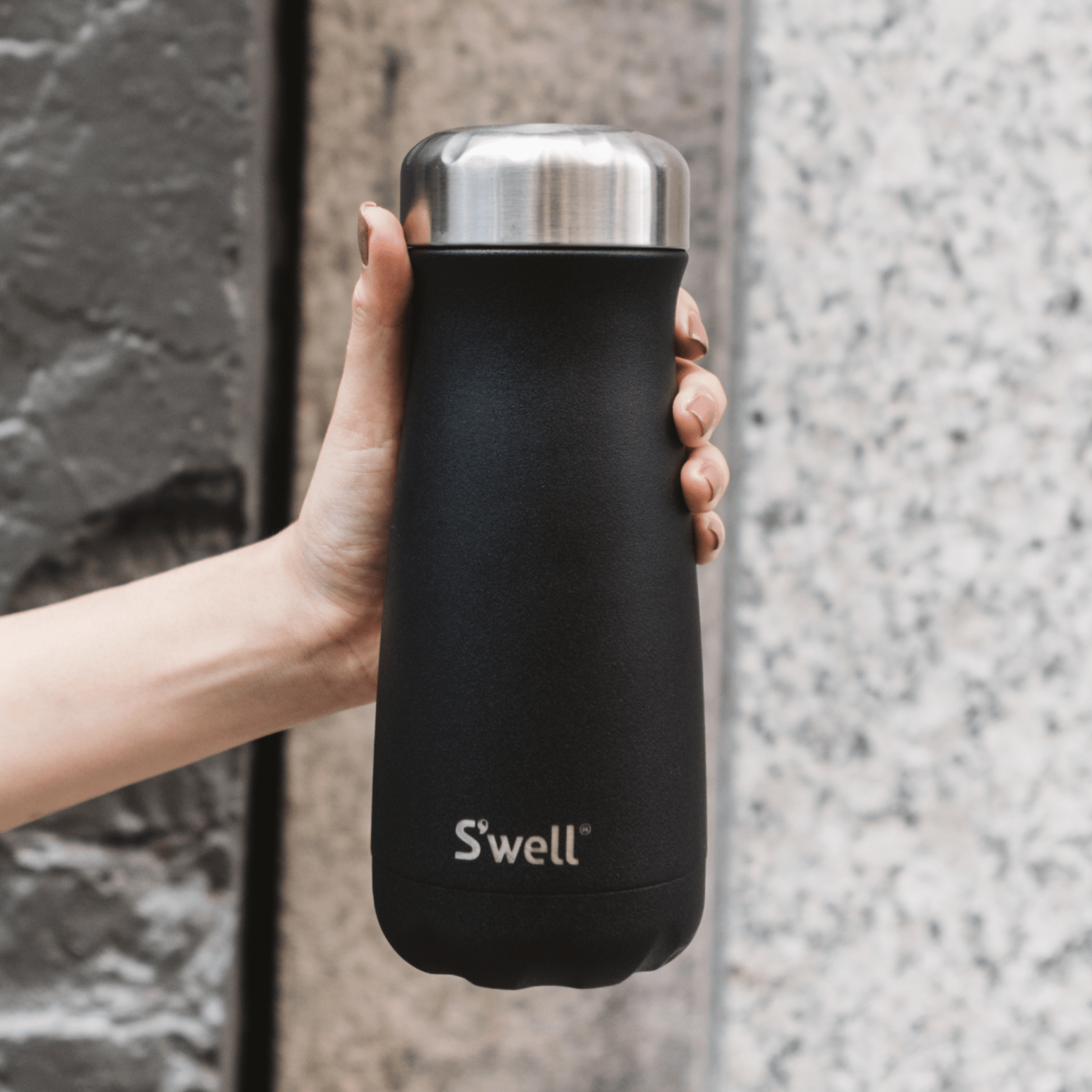 traveler-16oz-c8 Swell-Water-Bottle-Traveler-16oz-Black-Onyx-Lifestyle-1.png