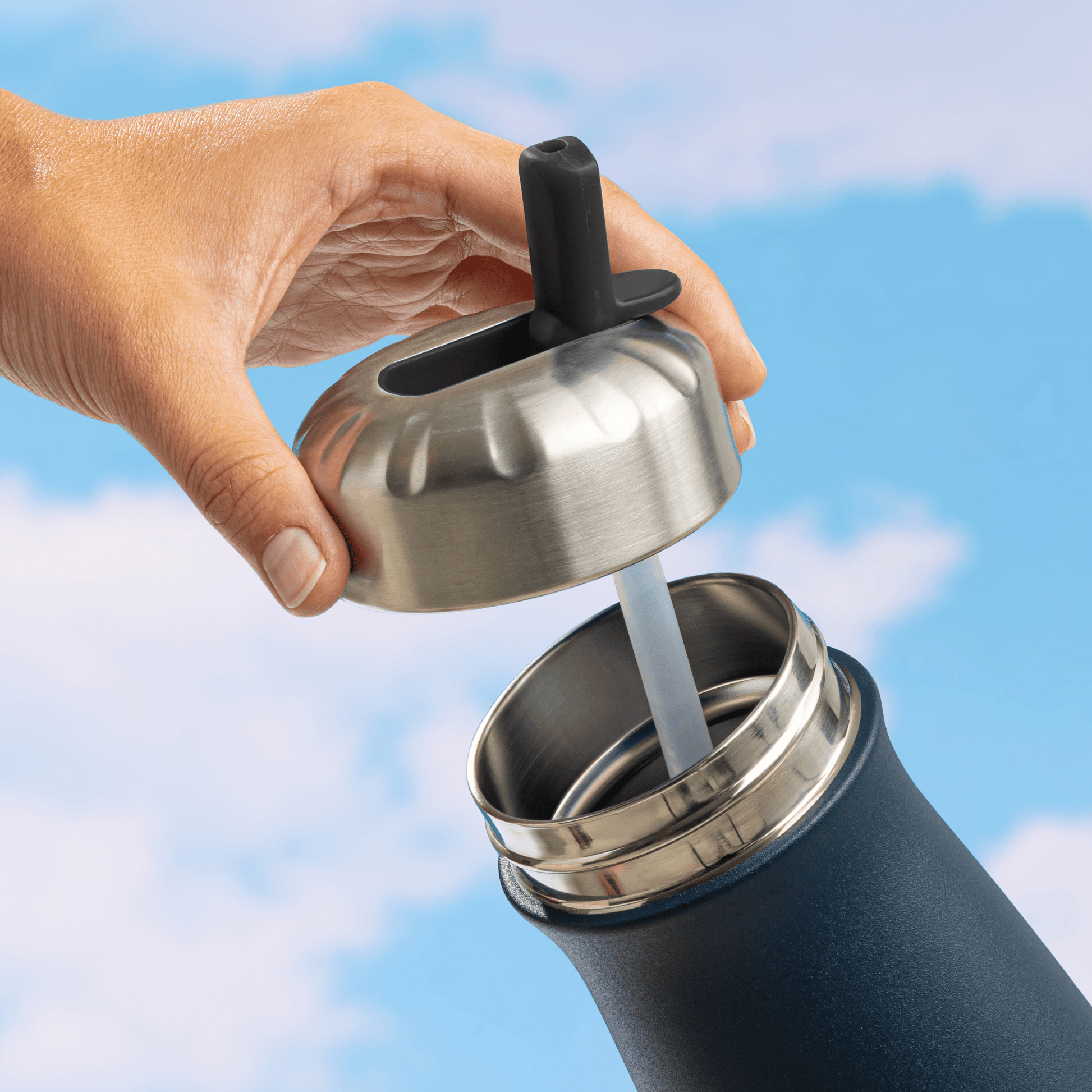 traveler-flip-straw-lid-e1 Swell_Flip_Straw_Cap_Traveler-Straw-Down-Bottle-1.png